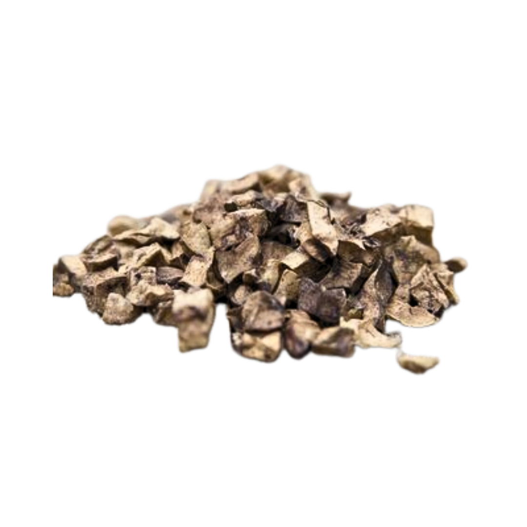 Eine unregelmäßige Ansammlung von kleinen, groben, hellbraunen bis dunklen Stückchen, die auf einer transparenten Fläche liegen.