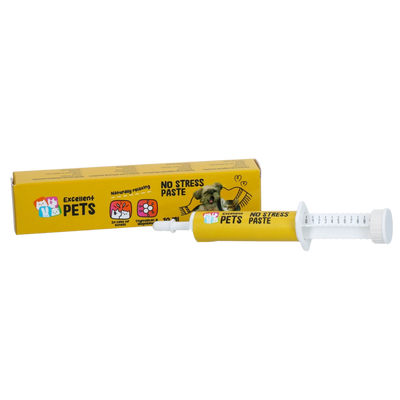 Gelbe Spritze mit der Aufschrift 'NO STRESS PASTE' und einer Skala, daneben eine gelbe Verpackung mit dem Logo 'Excellent PETS'.