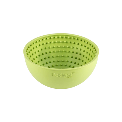 Schüsselförmige Futterbox in Grün mit einer strukturierten Oberfläche aus kleinen Noppen. Auf der Unterseite steht 'LickiMat®'.
