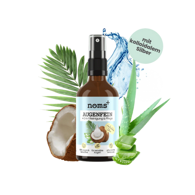 Braune Sprühflasche mit Aufschrift 'noms+ AUGENFEIN 2-in-1 Reinigung & Pflege', umgeben von Kokosnusshälfte, Aloe-vera-Blatt und Wasser-Spritzern.