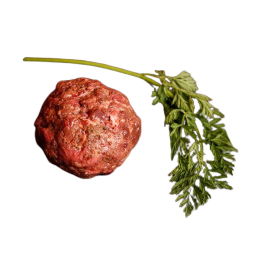 Eine "rohe Fleischkugel" und ein kleiner Zweig Petersilie auf transparentem Hintergrund.