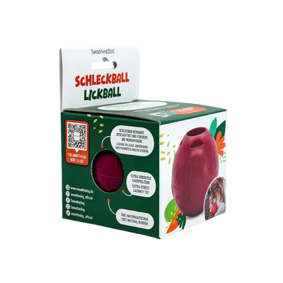 Verpackung eines roten Hundespielzeugs namens Schleckball Lickball aus Naturkautschuk mit Karottenabbildung und Texten zu Eigenschaften