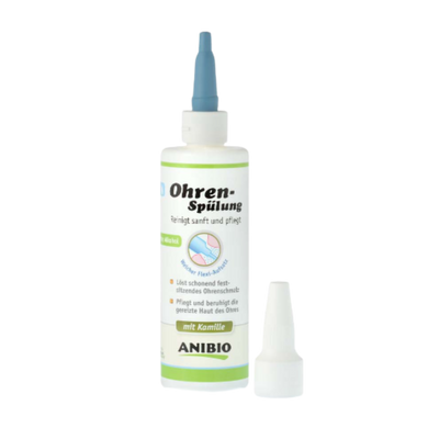Flasche mit Ohrenspülung von ANIBIO, 125 ml. Die Flasche hat eine grüne und weiße Etikettierung, mit einem blauen Spritzaufsatz. Auf dem Etikett steht 'Ohren-Spülung' und 'mit Kamille.