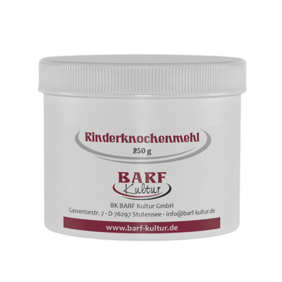 Runder Behälter mit weißem Deckel, beschriftet mit 'Rinderknochenmehl 250 g' und dem Logo 'BARF Kultur'.