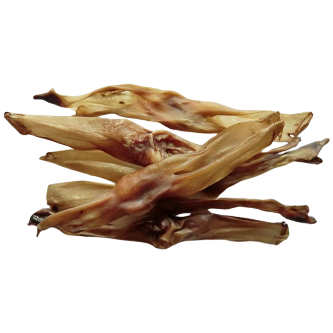 Getrocknete Kaninchenohren von Barfgold, in einer unregelmäßigen Stapelung angeordnet, braune Textur.