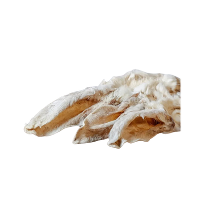 Kaninchenohren mit Fell in einer natürlichen Form, leicht gebogen, auf einem weißen Hintergrund. Verpackungsgröße: 100g. Marke: Barfgold.