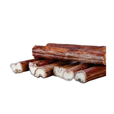 Fünf Ochsenziemer-Stücke, jeweils etwa 12 cm lang, aus getrocknetem Rinderhaut, in einer natürlichen Form mit sichtbaren Querschnitten.