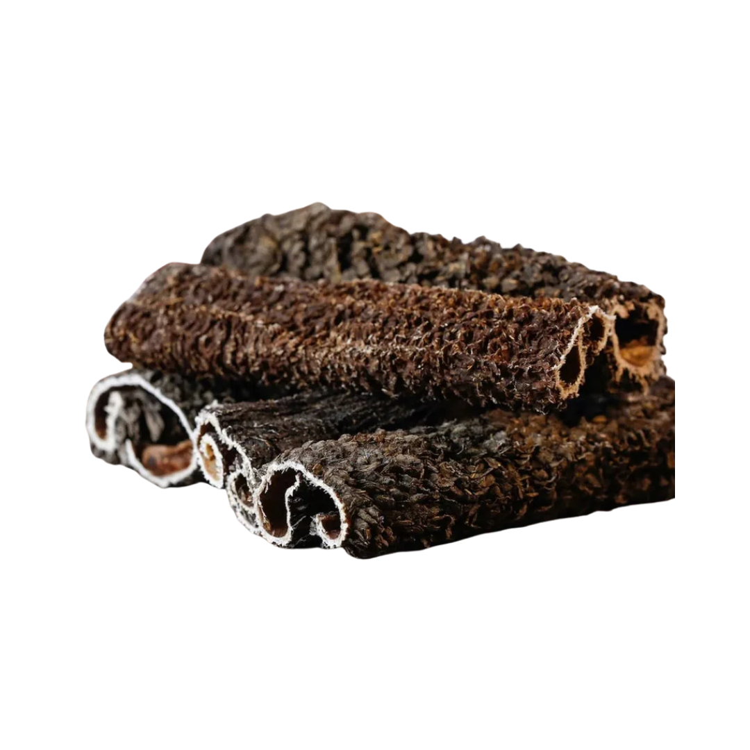 Getrocknete Rinderpansenstücke von Barfgold, in mehreren Lagen übereinander, mit einer rauen, strukturierten Oberfläche.