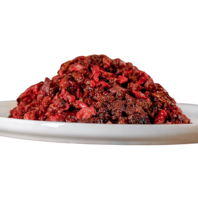 Eine weiße Schale mit einer Portion rohem, gehacktem Fleisch, das eine dunkle, rötliche Farbe hat. Beschriftung: 'Barfgold Pferdeinnereien 1kg'.