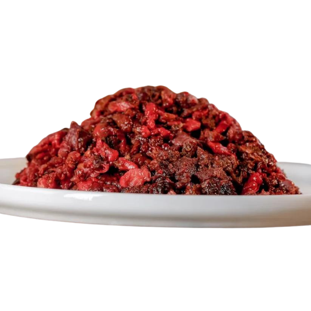 Eine weiße Schale mit einer Portion rohem, gehacktem Fleisch, das eine dunkle, rötliche Farbe hat. Beschriftung: 'Barfgold Pferdeinnereien 1kg'.