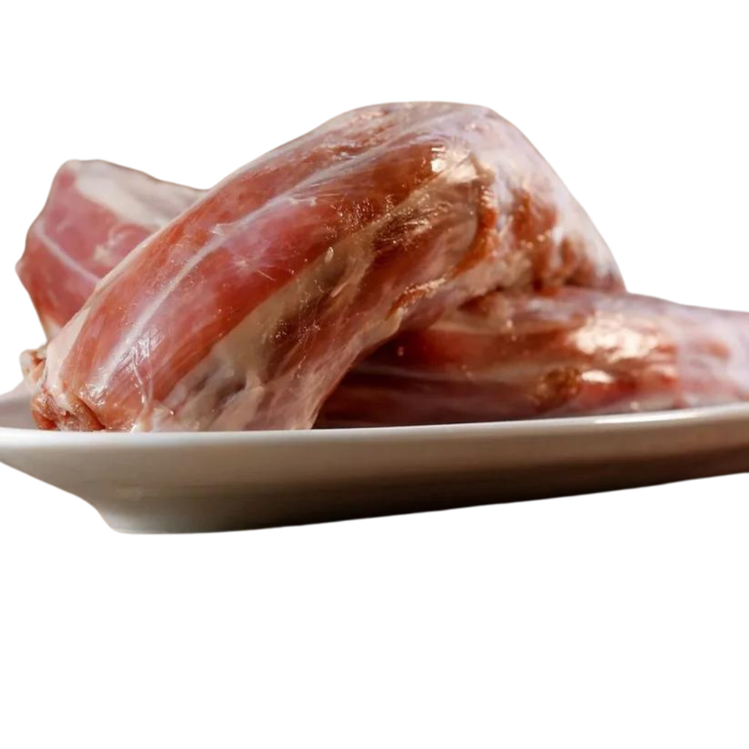 Zwei gefrorene Putenhälse auf einem weißen Teller. Marke 'Barfgold'