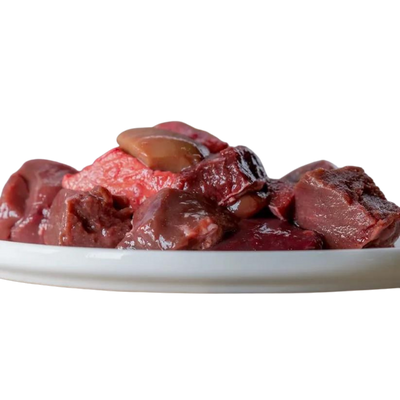 Rinderinnereienmix von Barfgold auf einem weißen Teller, bestehend aus verschiedenen Fleischstücken in unterschiedlichen Formen und Größen.