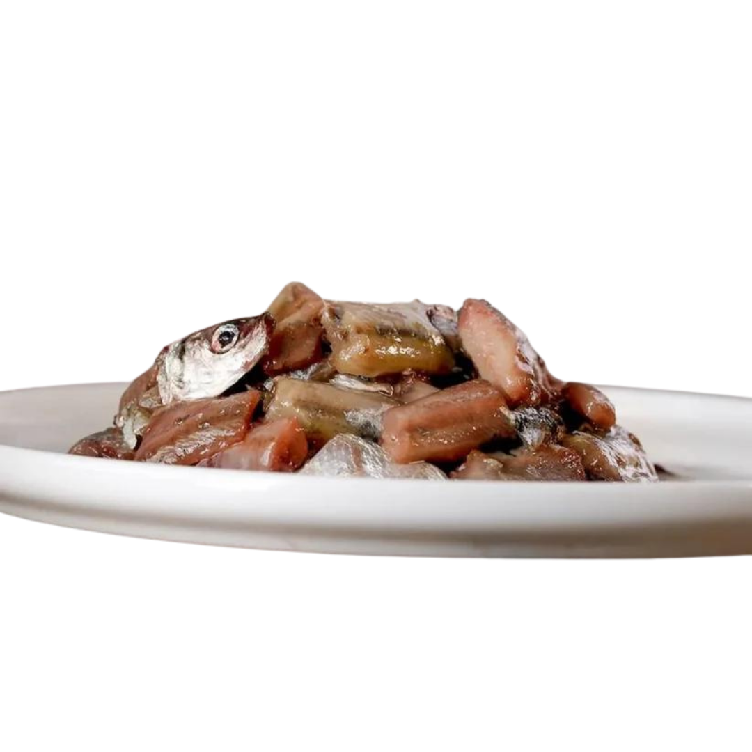 Ein weißer Teller mit Fischstückchen von der Marke Barfgold