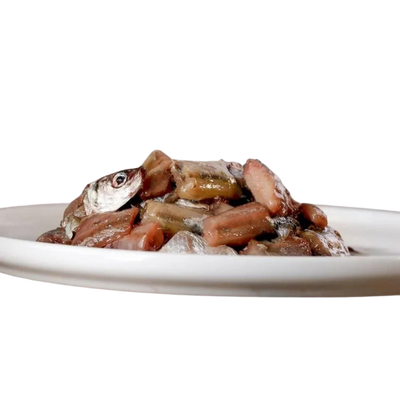 Ein weißer Teller mit Fischstückchen von der Marke Barfgold