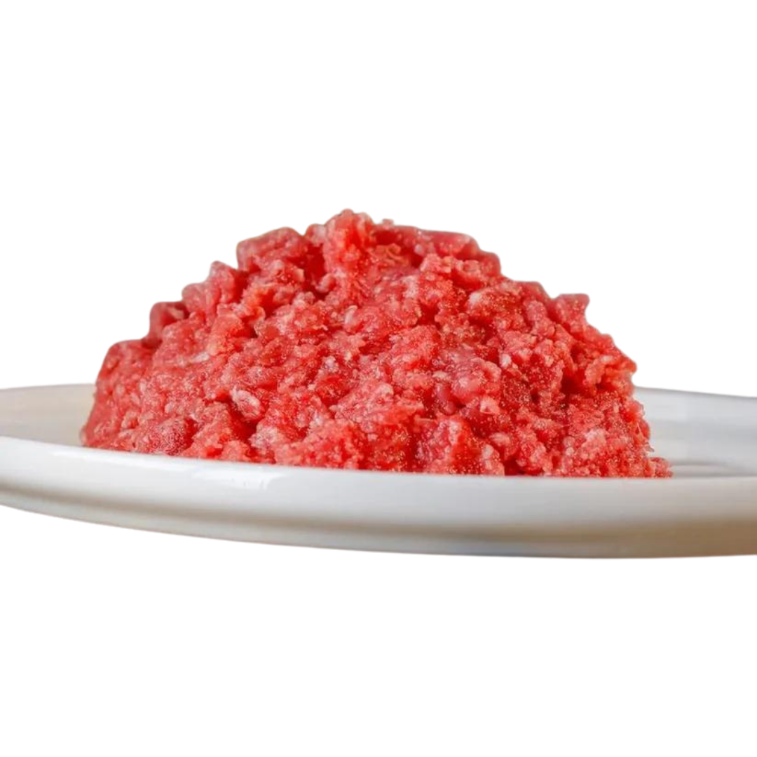 Rote, gewolfte Kaninchenfleischmasse auf einem weißen Teller. Die Masse hat eine grobe, krümelige Textur.