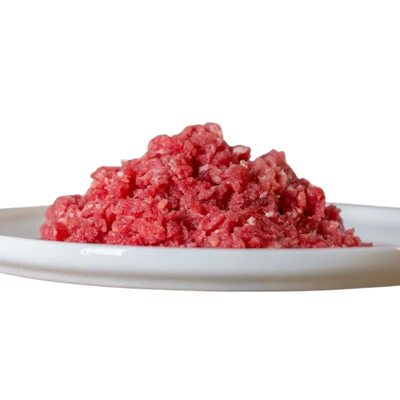 Rinderhackfleisch auf einem weißen Teller, rot und grob gewolft. Verpackungsgröße 500g, Marke 'Barfgold'