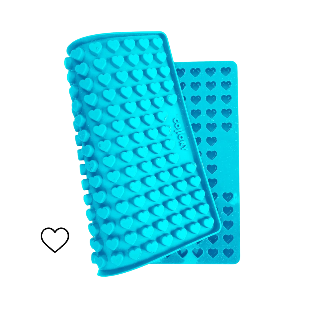 Blaue Silikonmatte mit herzförmigen Noppen, die eine abgerundete Form hat. Die Matte hat eine wellenförmige Struktur.