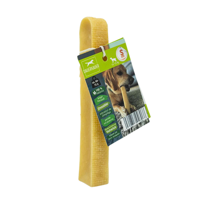 Gelber Hundekauartikel mit einer grünen Verpackung. Auf der Verpackung ist ein Hund mit einem Kauknochen abgebildet - Size S. Sichtbarer Barcode.