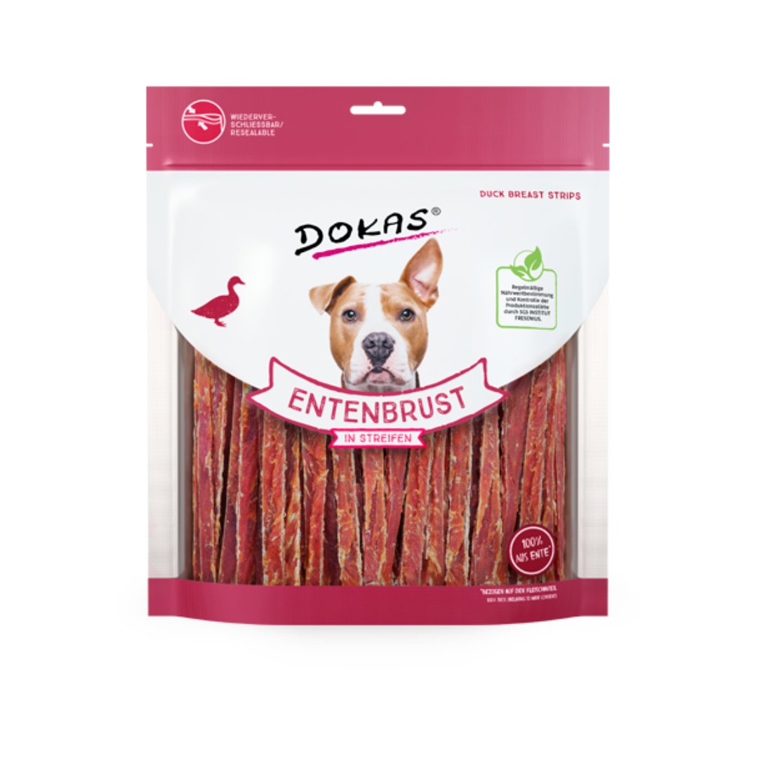 Verpackung von DOKAS Entenbrust in Streifen für Hunde. Die Tüte zeigt einen Hund mit braunem Fell und einem weißen Fleck auf der Brust. Auf der Vorderseite steht 'DOKAS' und 'ENTENBRUST'