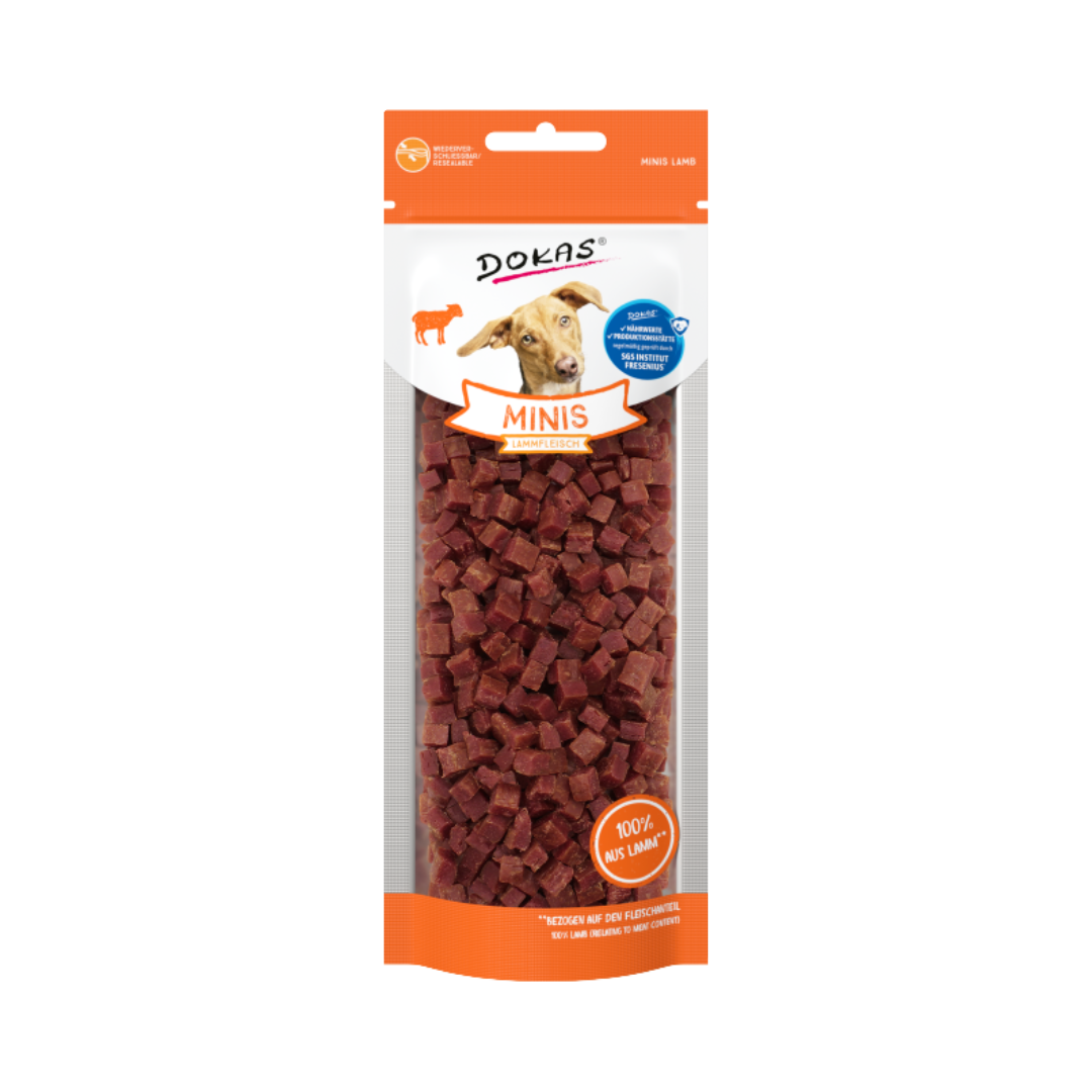 Verpackung von DOKAS Minis, Hundesnacks aus Lamm, in durchsichtiger Tüte. Auf der Vorderseite ist ein Hund abgebildet, mit dem Text 'MINIS' und '100% aus Lamm'.