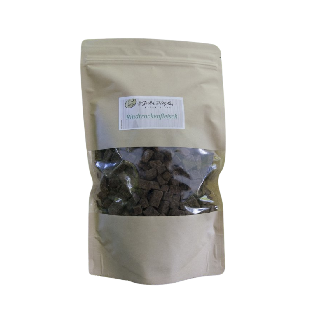 Beutel mit Rindtrockenfleisch, braun, mit transparentem Fenster, auf dem Etikett steht 'Rindtrockenfleisch'.