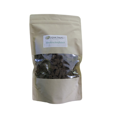 Beutel mit Rindtrockenfleisch, braun, mit transparentem Fenster, auf dem Etikett steht 'Rindtrockenfleisch'.