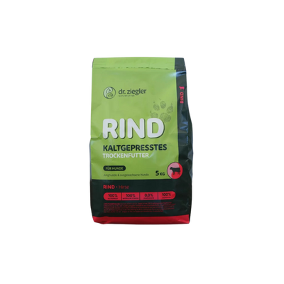 Grüne Verpackung mit der Aufschrift 'dr. ziegler NATURFUTTER RIND KALTGEPRESSTES TROCKENFUTTER FÜR HUNDE 5 KG' und Symbol eines Hundes
