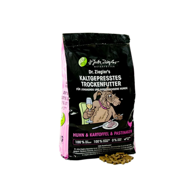 schwarze Verpackung mit Aufschrift 'dr. ziegler Naturfutter HUHN KALTGEPRESSTES TROCKENFUTTER für Hunde' und Zutaten 'Huhn, Kartoffel, Pastinake'.