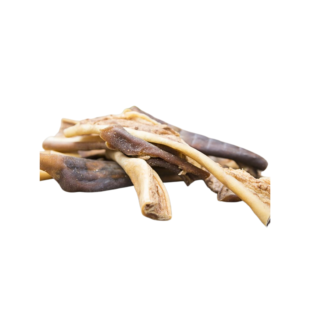 Getrocknete Pferdehautstücke in verschiedenen Formen und Farben, teilweise gebogen und übereinanderliegend.