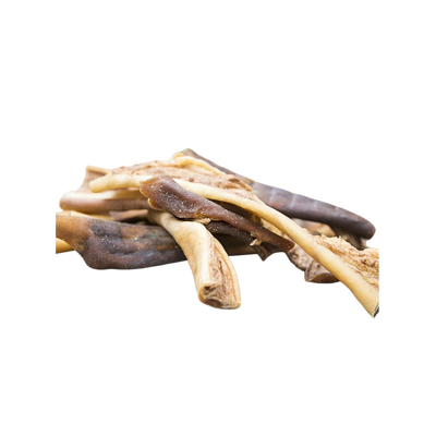 Getrocknete Pferdehautstücke in verschiedenen Formen und Farben, teilweise gebogen und übereinanderliegend.