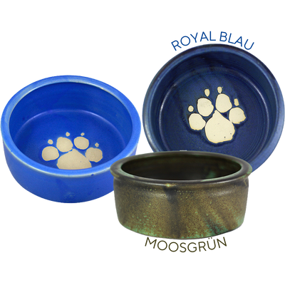 Drei Keramiknäpfe in verschiedenen Farben: ein blauer Napf mit einem Pfotenabdruck, ein moosgrüner Napf und ein weiterer Napf in dunkelblau.