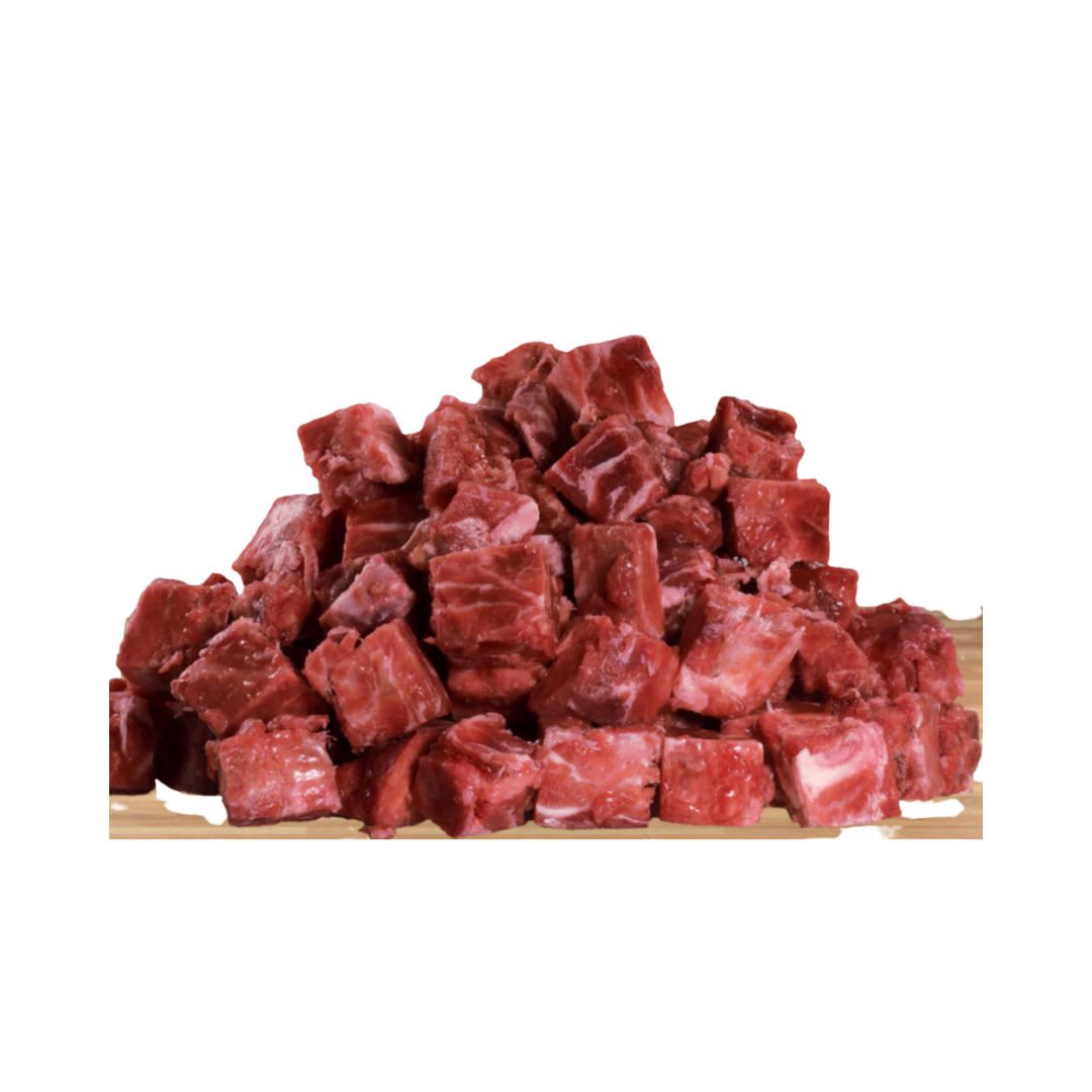 Würfel aus rohem Lammmuskelfleisch auf hellem Untergrund