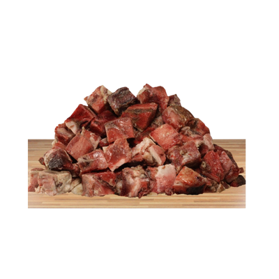 Würfel aus rohem Wildmuskelfleisch in unterschiedlicher Größe