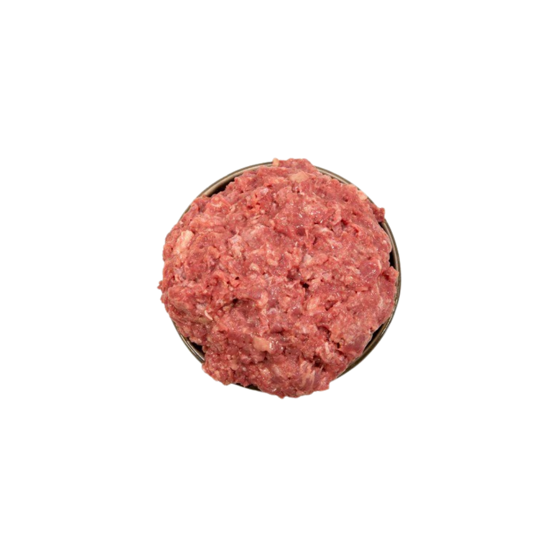 Schüssel mit rohem, gewolftem Hühnerhälsen von oben