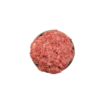 Schüssel mit rohem, gewolftem Hühnerhälsen von oben