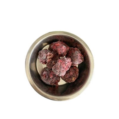 Metallschüssel mit mehreren gefrorenen Nuggets aus Lamm und Gemüse