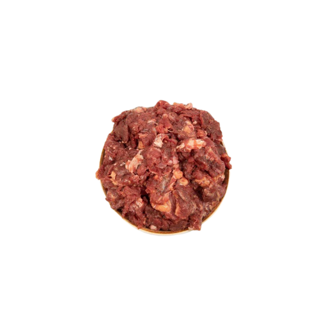 Schüssel mit rohem, gewolftem Pferdefleisch von oben