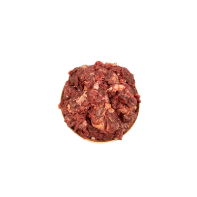 Schüssel mit rohem, gewolftem Pferdefleisch von oben