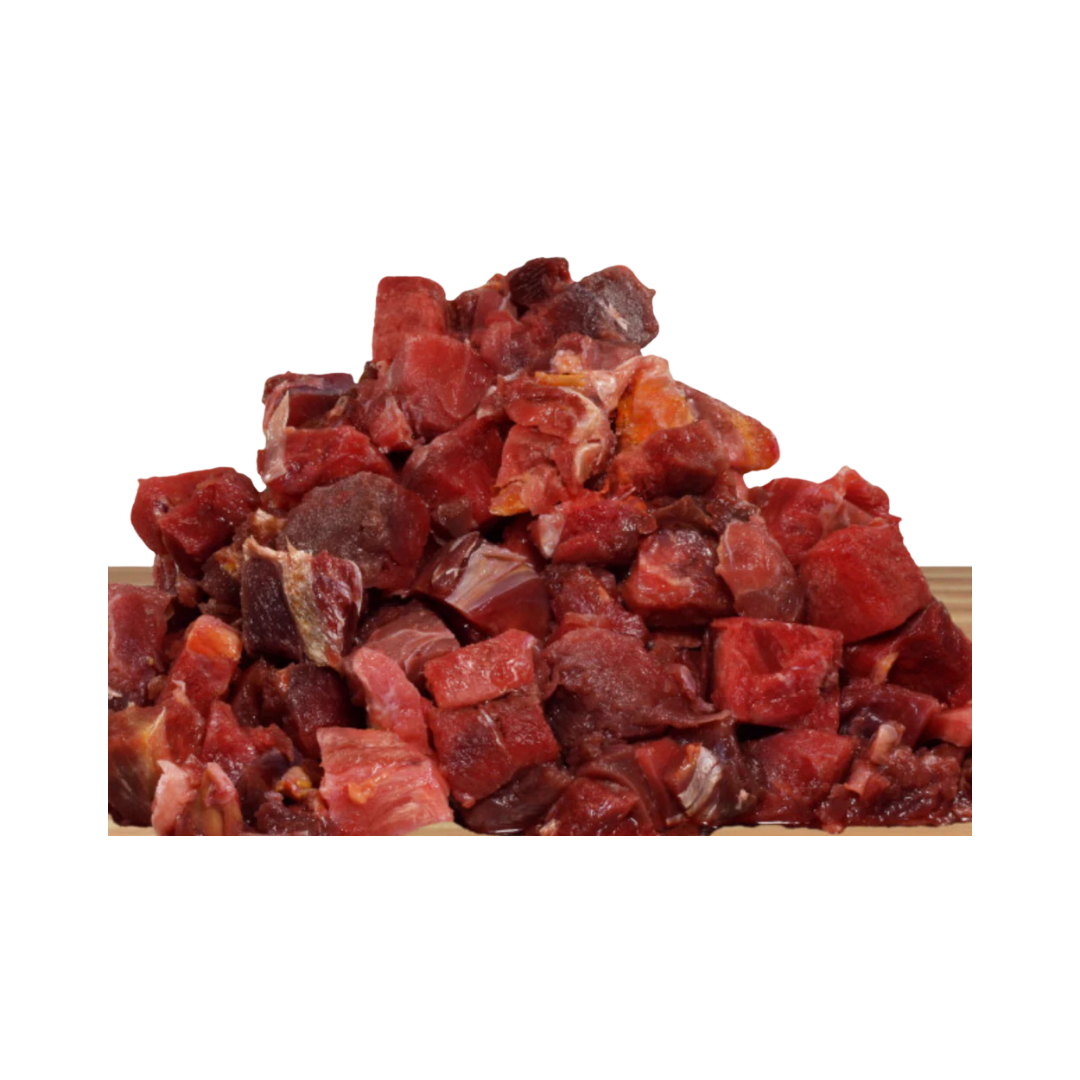 Würfel aus rohem Pferdemuskelfleisch in unterschiedlicher Größe