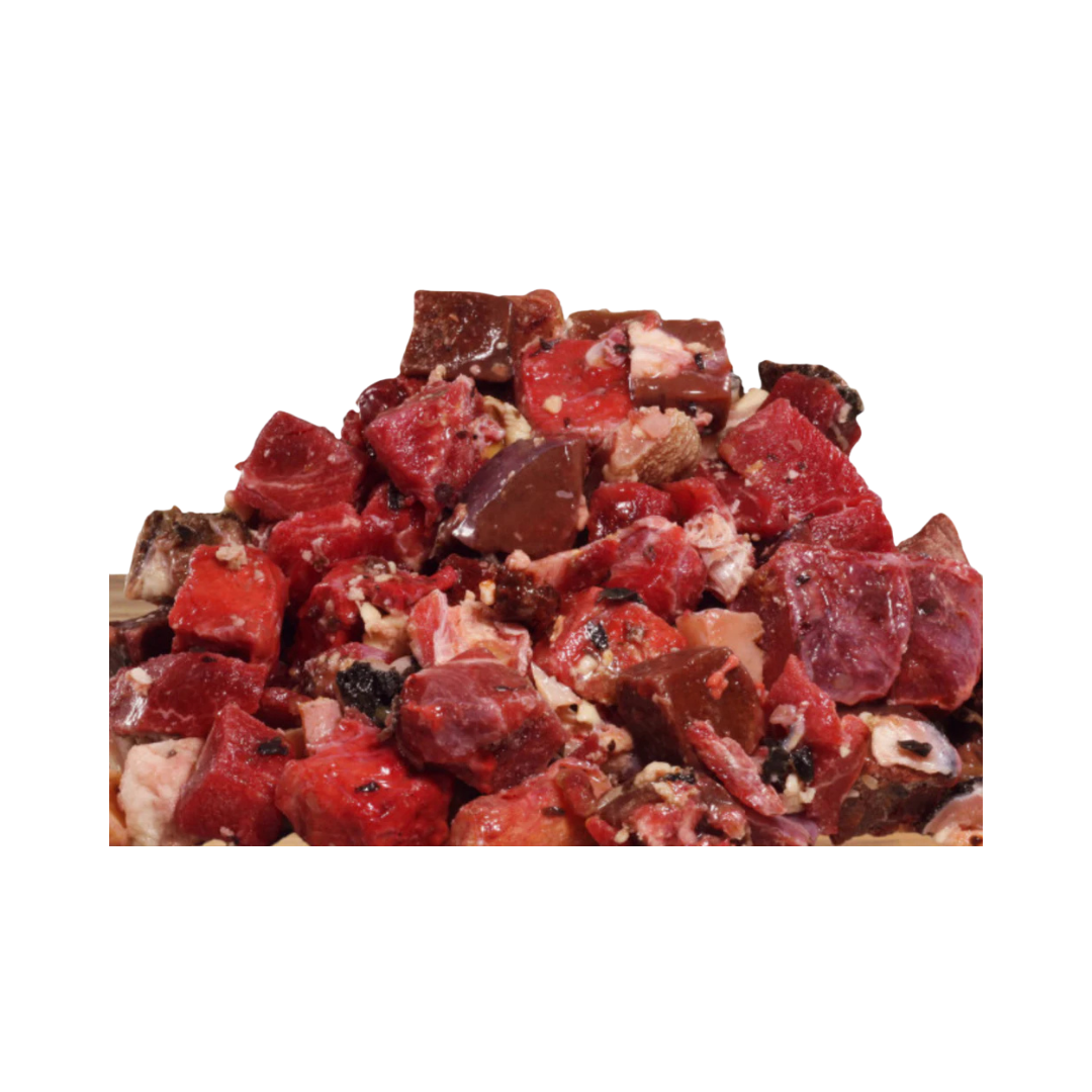 Nahaufnahme von gewürfeltem rohem Rindfleisch mit Fettanteilen