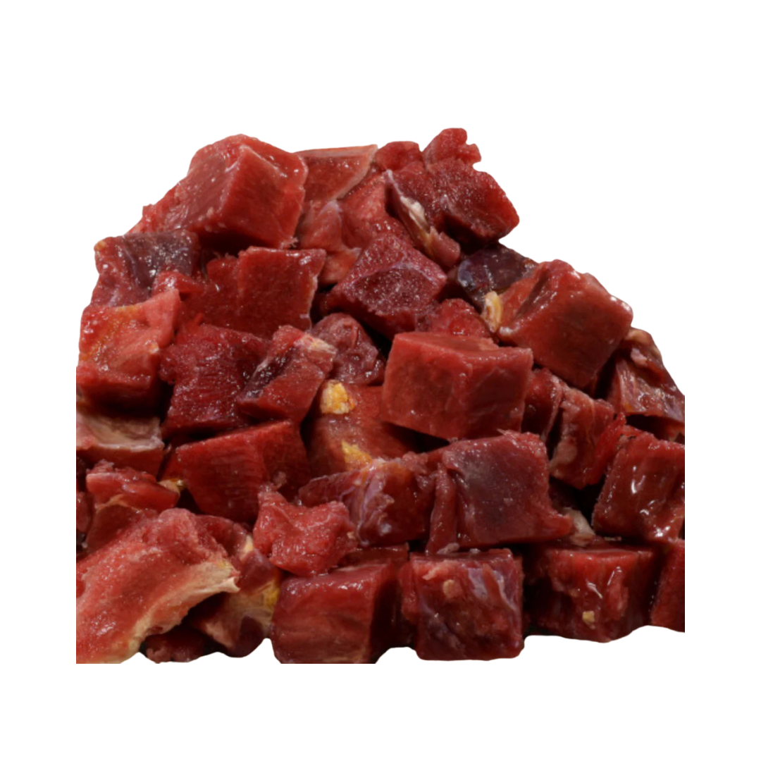 Würfel aus rohem magerem Rindermuskelfleisch in unterschiedlicher Größen