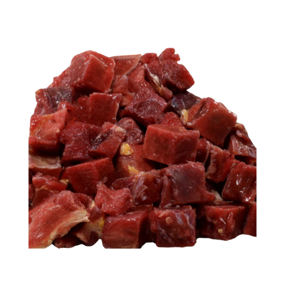 Würfel aus rohem magerem Rindermuskelfleisch in unterschiedlicher Größen