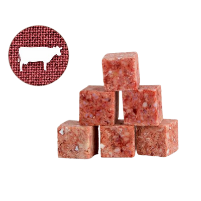 Sechs Würfel aus gewolftem Rinderbrustbein in verschiedenen Rottönen, gestapelt. Links oben ein Symbol einer Kuh auf rotem Hintergrund.