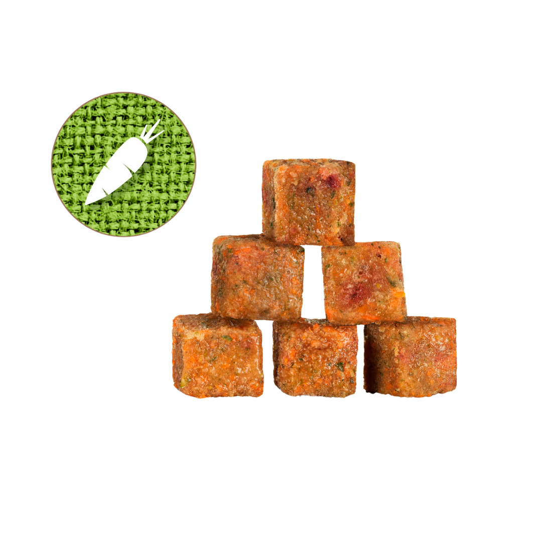 Sechs orangefarbene Würfel aus gefrorenem Obst- und Gemüse-Mix übereinander gestapelt. Links oben ein grünes Symbol mit einer Karotte.