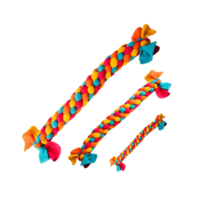 Drei in verschiedenen Größe und Farben zusammengeflochtene Stoffe in Knöte. Blau, Gelb und Orange.