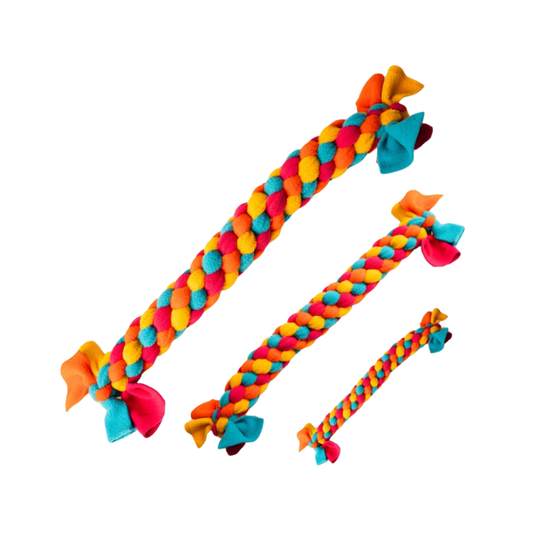 Drei in verschiedenen Größe und Farben zusammengeflochtene Stoffe in Knöte. Blau, Gelb und Orange.