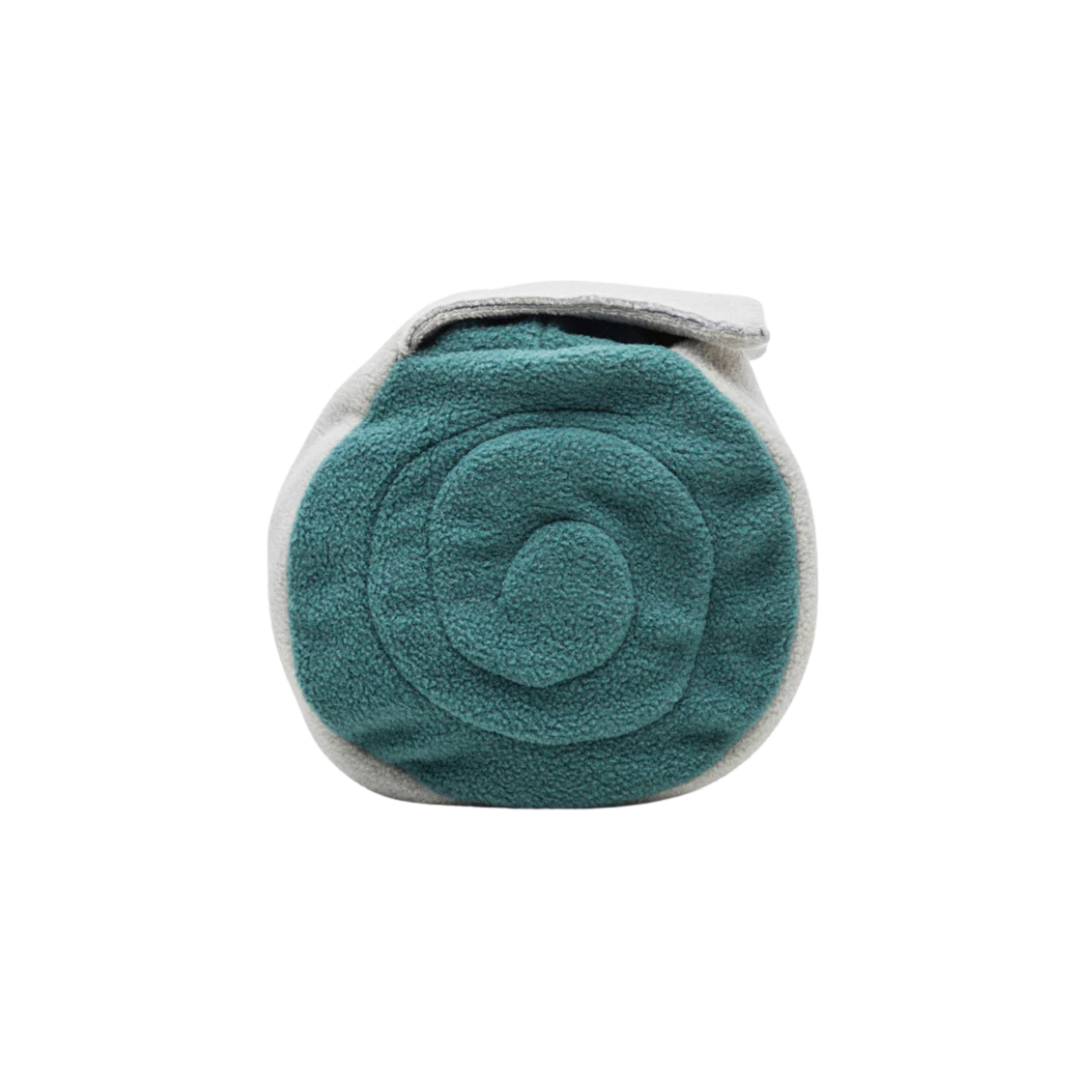 Grüne, bunte Futterrolle. Man kann sie oben öffnen.