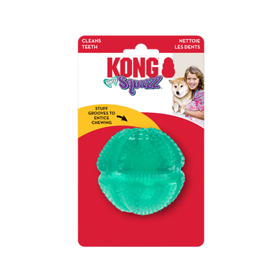 Grüner KONG Squeezz Ball, rund mit Noppenstruktur, verpackt auf einer roten Karte mit Bild von einem Hund
