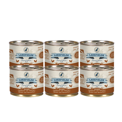 Sechs Runde Dosen mit dem Etikett 'LAKEFIELDS', Inhalt: Landhuhn mit Fenchel, Äpfeln und Kartoffeln. Die Dose hat einen metallischen Glanz und eine braune Farbfläche.