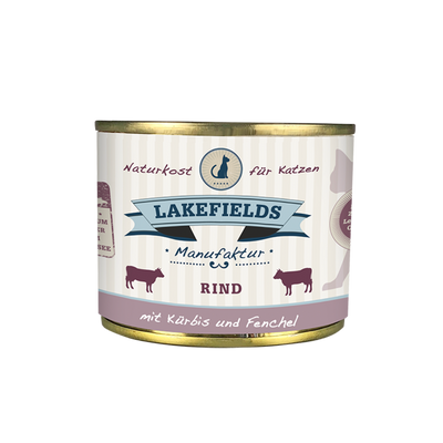 Runde Dose mit dem Etikett 'LAKEFIELDS', Inhalt: Rind mit Fenchel, Kürbis. Die Dose hat einen metallischen Glanz und eine violette Farbfläche.